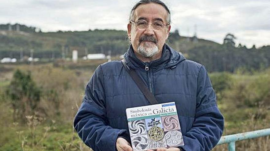 O músico e escritor Bieito Romero, este martes en Meicende co seu libro.