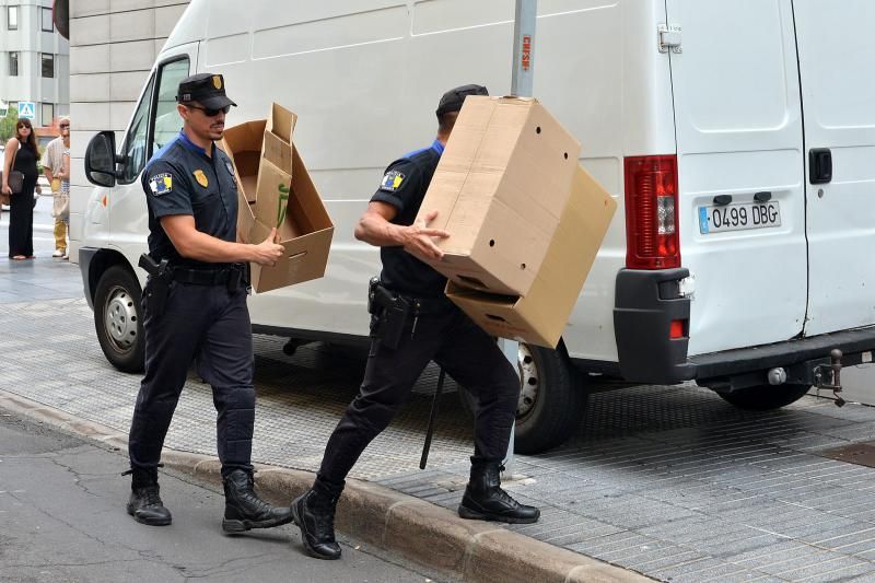 19/07/2018 LAS PALMAS DE GRAN CANARIA. Desahucio e incautación de historiales en la clínica de iDental. SANTI BLANCO  | 19/07/2018 | Fotógrafo: Santi Blanco