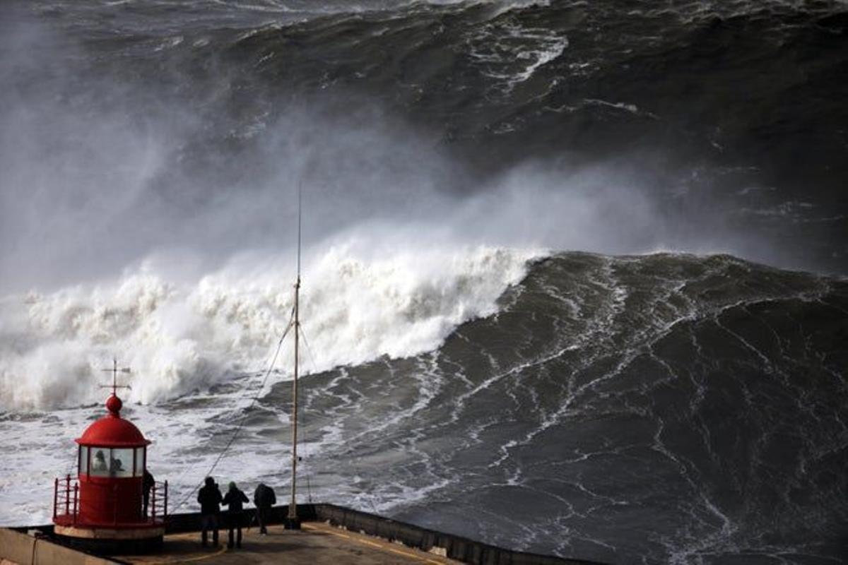 El faro de Nazaré (Portugal) sufre imponentes olas que deja bellas imagenes.