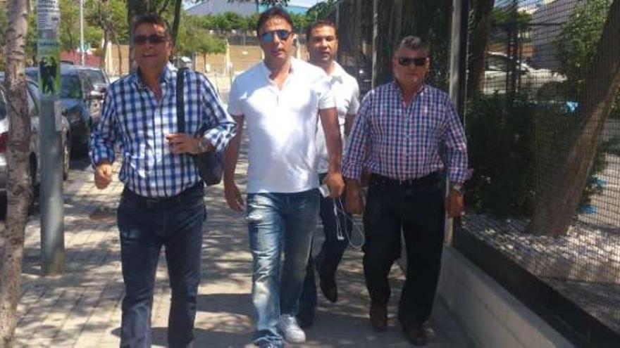 Enrique Ortiz, Quique Pina, Juan Carlos Cordero y Valentín Botella, ayer, a las puertas del estadio Rico Pérez.