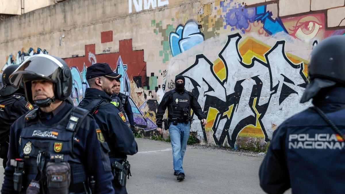 Beamten der Nationalpolizei bei einem Einsatz im alten Gefängnis im Januar.
