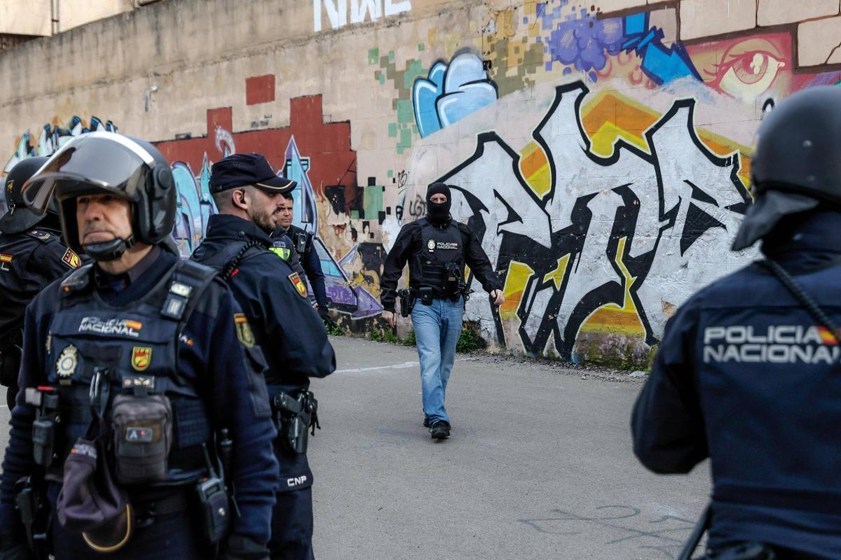 Beamten der Nationalpolizei bei einem Einsatz im alten Gefängnis im Januar.
