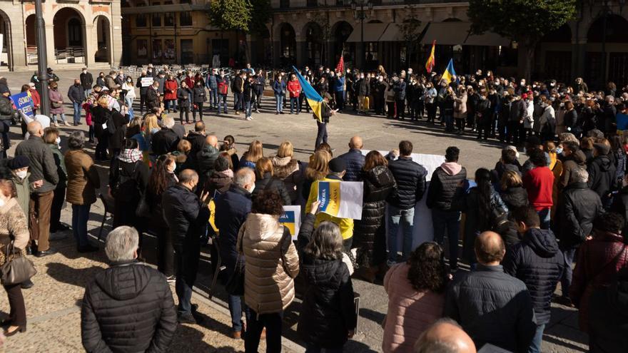 Acto de clausura de la manifestación. Los asistentes forman un círculo en la Plaza Mayor para corear consignas en contra de la guerra de Ucrania