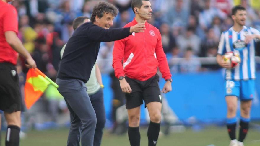 Idiakez da indicaciones desde la banda en Riazor. |  // IAGO LÓPEZ