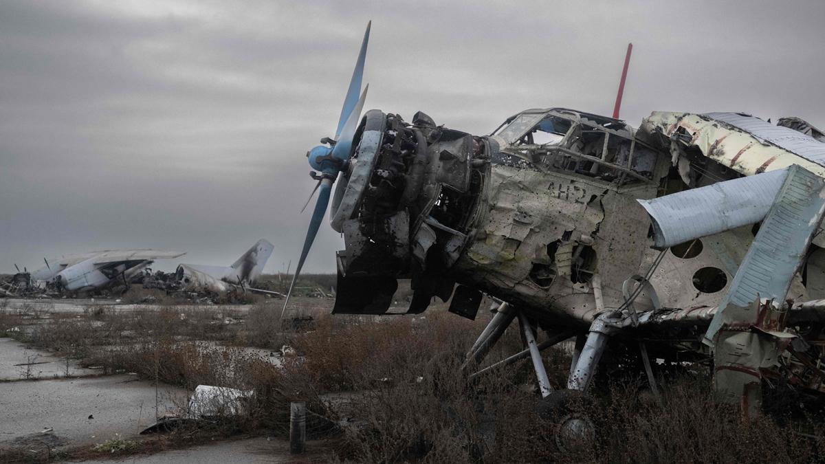 Un avión dañado en un ataque al aeropuerto de Jersón, en la localidad ucraniana de Chornobaivka