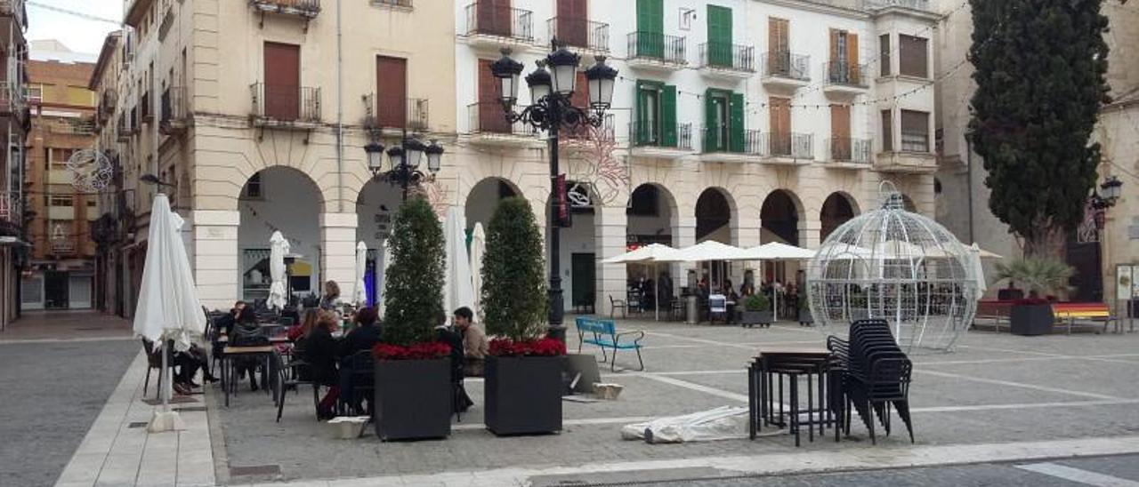 Terrazas de los restaurantes de la plaza Major de Gandia, ayer. | LEVANTE-EMV