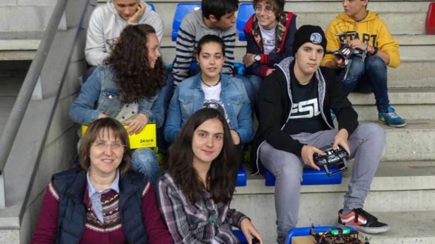Rosana Álvarez y alumnos del IES de Sama, en la grada del estadio de Ganzábal, con sus drones.