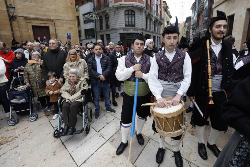 Folclore en la plaza del Ayuntamiento de Oviedo