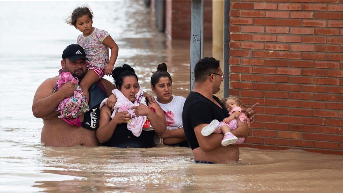 Un grupo de personas pone a salvo a sus bebés en Almoradi (Alicante).