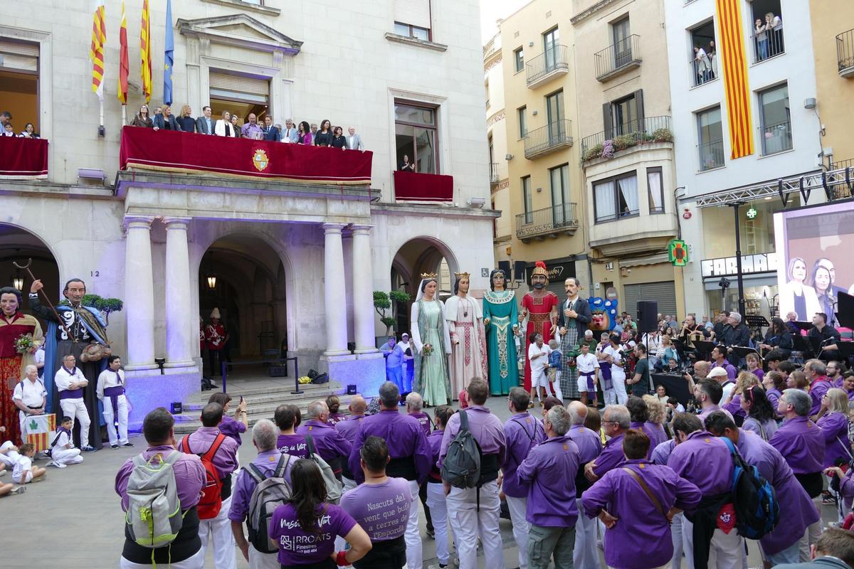 EN IMATGES | Les diferents generacions de la Colla Castellera de Figueres protagonitzen el pregó de Santa Creu