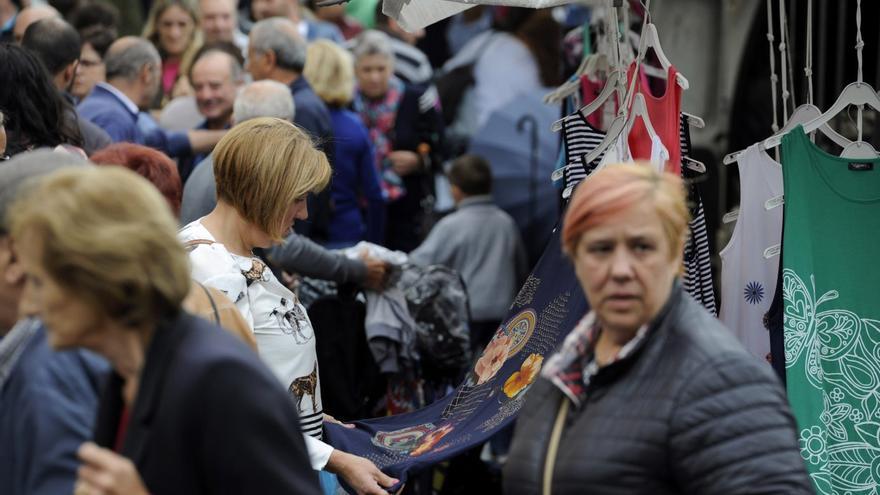 Gente en una feria dominical en Lalín.