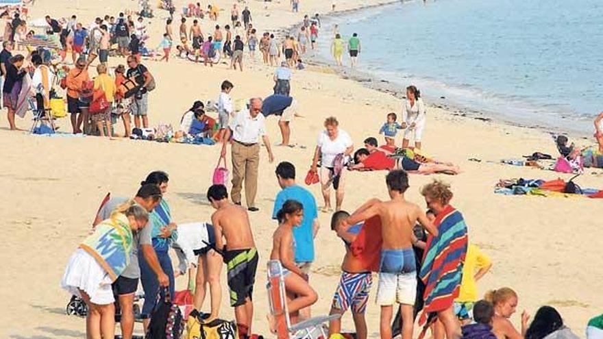 Bañistas, ayer, en la playa canguesa de Rodeira, una de las escalas que se incluirá en la línea circular de barco.  // Gonzalo Núñez