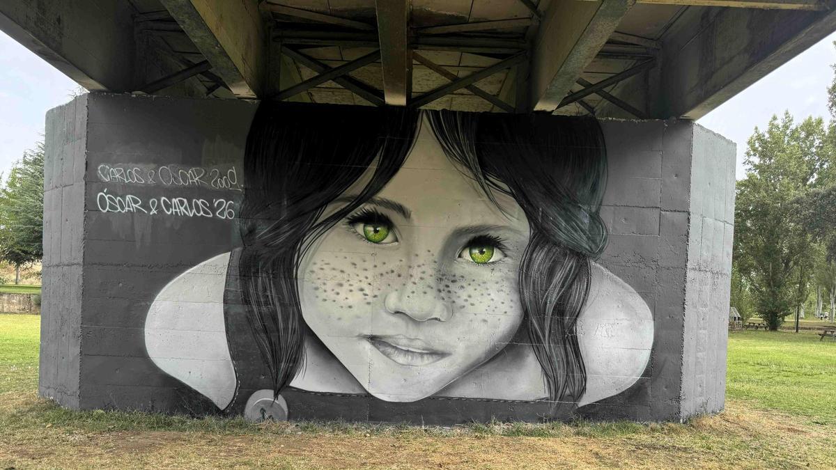 La imagen de "La Niña" ya restaurada, en una pilastra del puente de Camarzana.