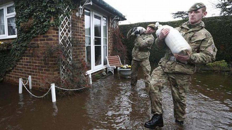 Más de 1.000 viviendas siguen inundadas en el sur de Inglaterra por el temporal