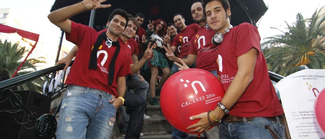 Voluntarios apoyan la capitalidad cultural de Cáceres en un acto celebrado hace trece años en torno al Bombo