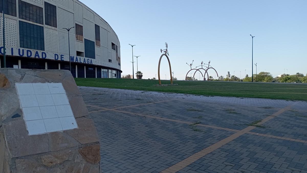 Algunas de las esculturas olímpicas y, en primer plano, el Estadio de Atletismo Ciudad de Málaga.