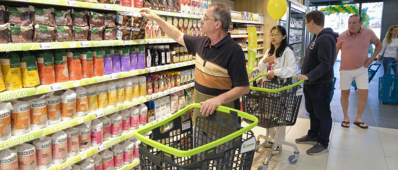 Varias personas hacen la compra en un supermercado de las Islas.
