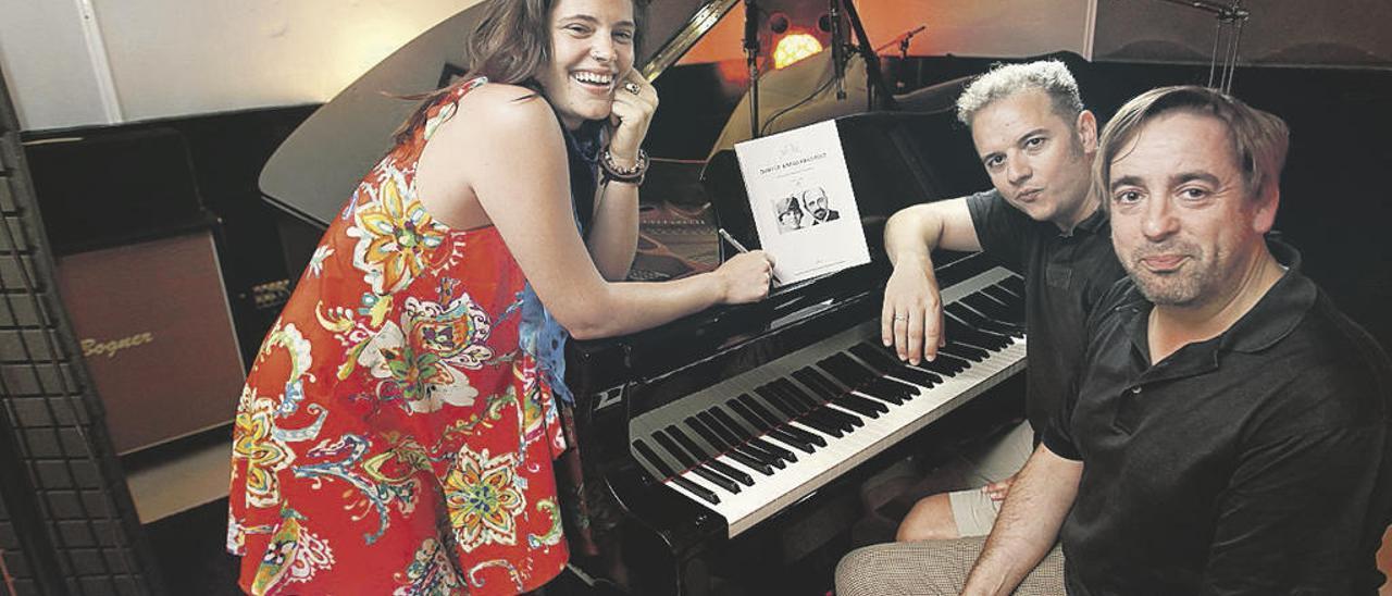 Carlos José Martínez -derecha-, con Anaïs Naharro-Murphy y Moisés Ruiz de Guana, en el el estudio gijonés donde graban el trabajo.