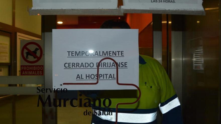 Cartel en la puerta del ambulatorio, en plena alarma.