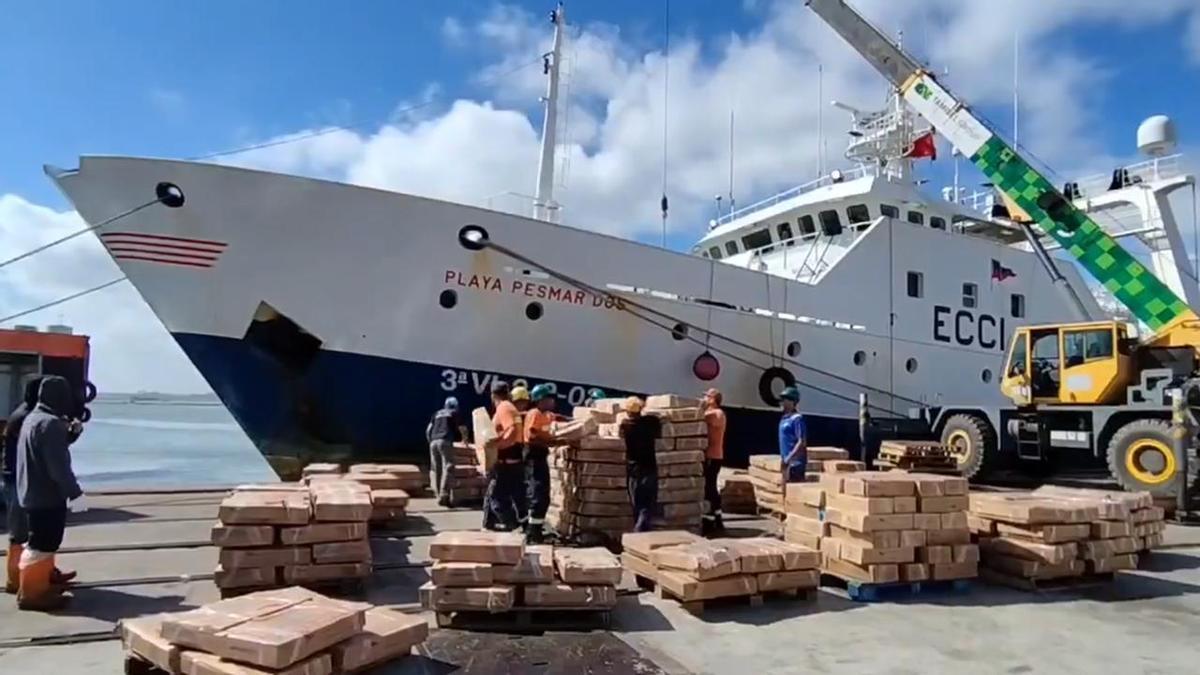 El «Playa Pesmar Dos», socio de la OPPC-3, en una descarga en Montevideo.