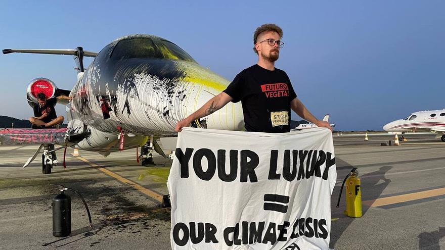 Tres activistas de Futuro Vegetal rocían con pintura y se pegan a un jet privado en el aeropuerto de Ibiza, en Baleares.