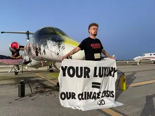 Activistas de Futuro Vegetal se pegan a un avión privado en el aeropuerto de Ibiza