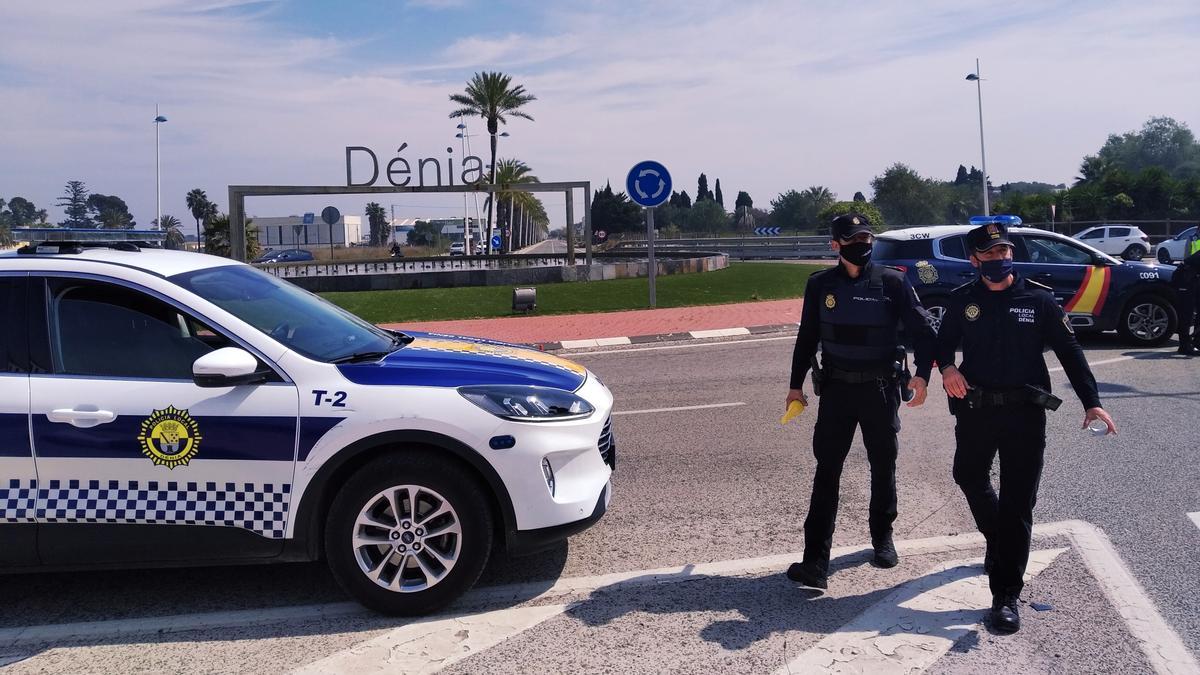 La policía realiza un control en el acceso a Dénia