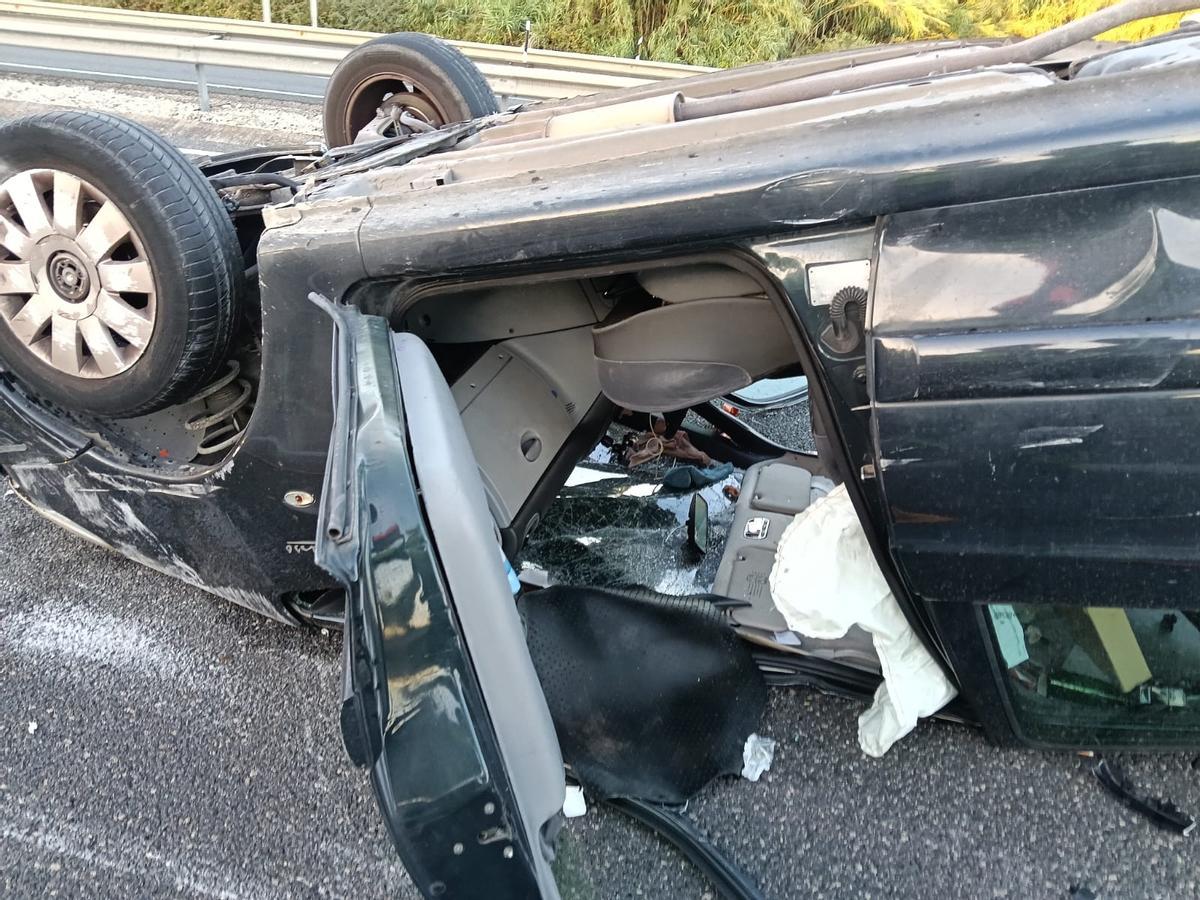 Las imágenes del accidente en la AP-7 en Ondara con dos heridos graves: un padre y su hija, de 21 años