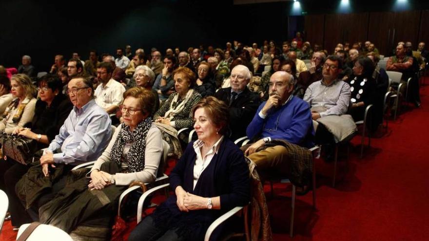 El Club Prensa Asturiana, repleto de público durante el acto de ayer.