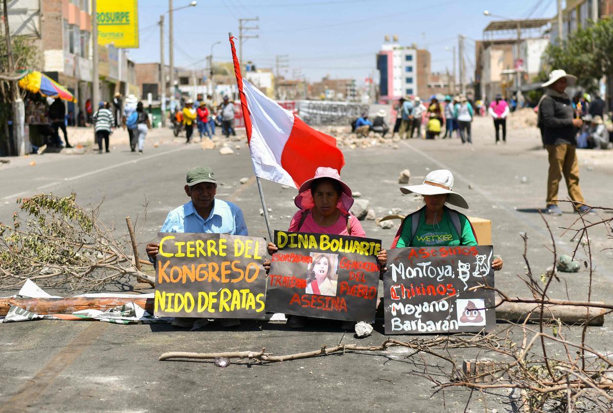 Los manifestantes bloquean la carretera Panamericana exigiendo la renuncia de la presidenta de Perú, Dina Boluarte.