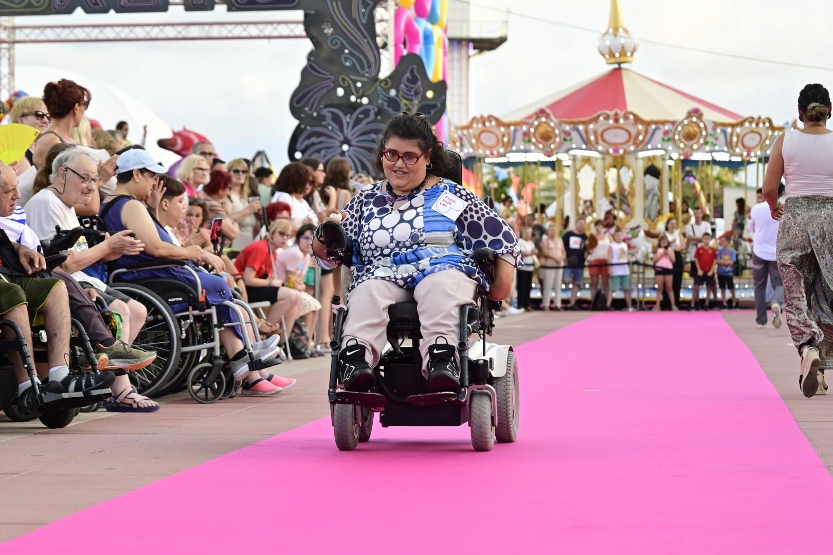 El Moll de Costa se viste de moda con el desfile solidario de Cáritas