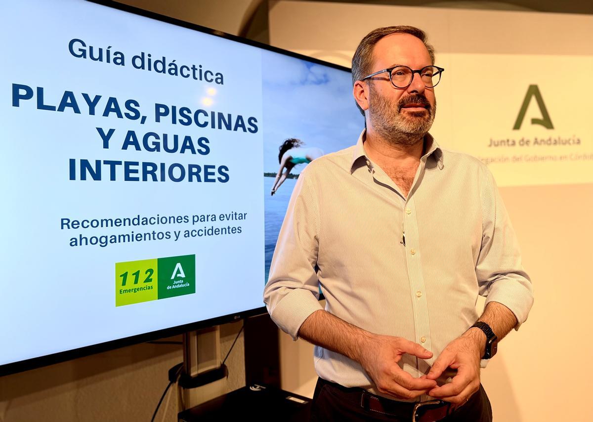 El delegado del Gobierno de la Junta en Córdoba, Adolfo Molina, presenta la app con información sobre las playas.