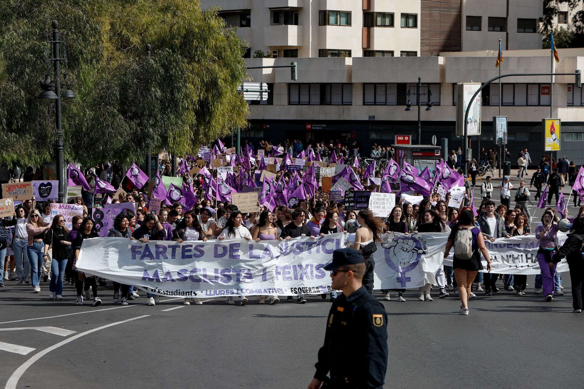 Las estudiantes toman las calles de València en el 8M