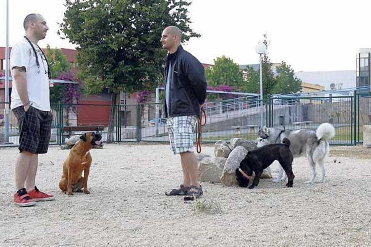 Dos propietarios de perros pasean sus mascotas en el parque Joaquín García Picher. // José Lores