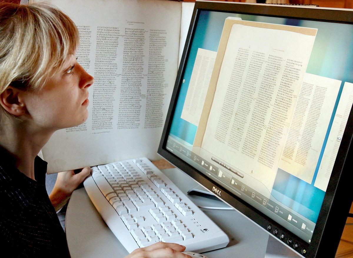 Imagen de archivo de una estudiante delante del ordenador.