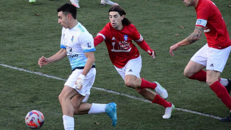Conducción del balón, ayer en A Graña. |  G.N.