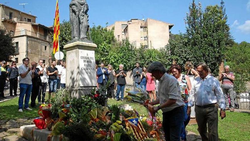Dionís Guiteras i Josep Maria Vila d&#039;Abadal fent l&#039;ofrena floral al monument de Rafael Casanova