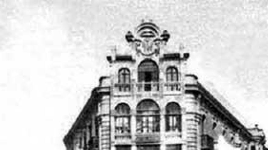 Imágenes de un siglo. En la fotografía superior izquierda, el Hotel Marina, cuando sólo tenía dos plantas. Al lado, el aspecto actual del establecimiento, en la Gran Vía riosellana. Junto a estas líneas, el Gran Hotel del Sella. Debajo, Luis Alberto Celorio, propietario del Hotel Marina; y José González, uno de los dueños del Gran Hotel. | p. martínez