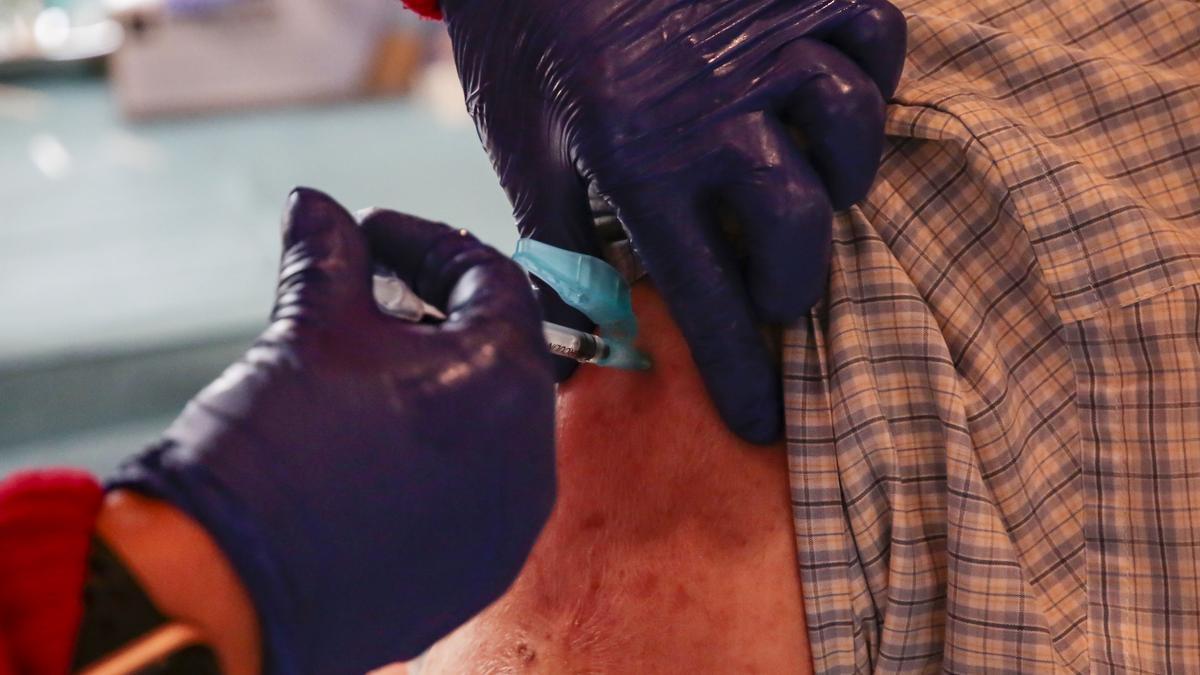 Un ciudadano recibe una vacuna contra el COVID en León.