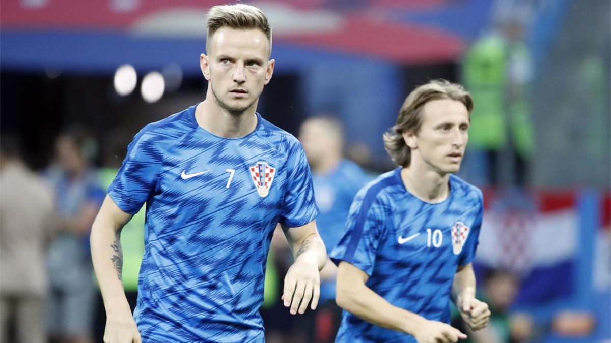 Ivan Rakitic y Luka Modric durante el calentamiento previo al partido entre Croacia y Rusia del Mundial de Rusia 2018