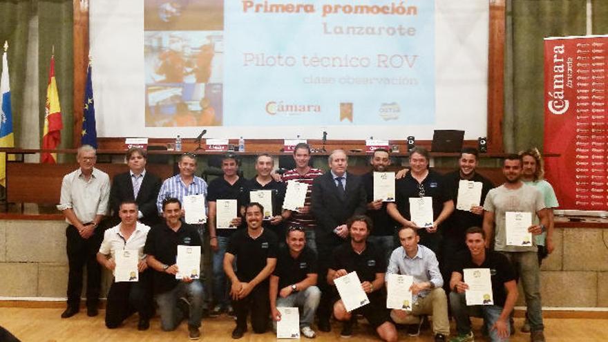 Primera promoción de pilotos de robótica submarina