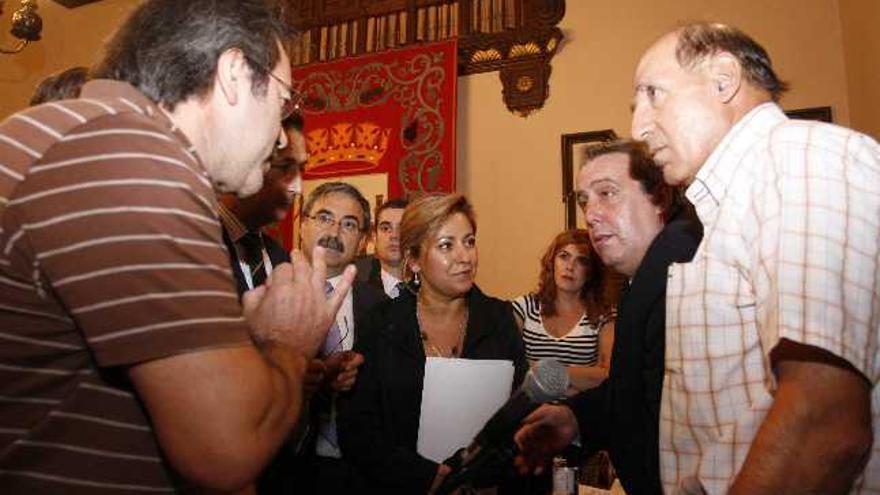 Rosa Valdeón conversa con concejales de PSOE e Izquierda Unida antes del inicio de un Pleno