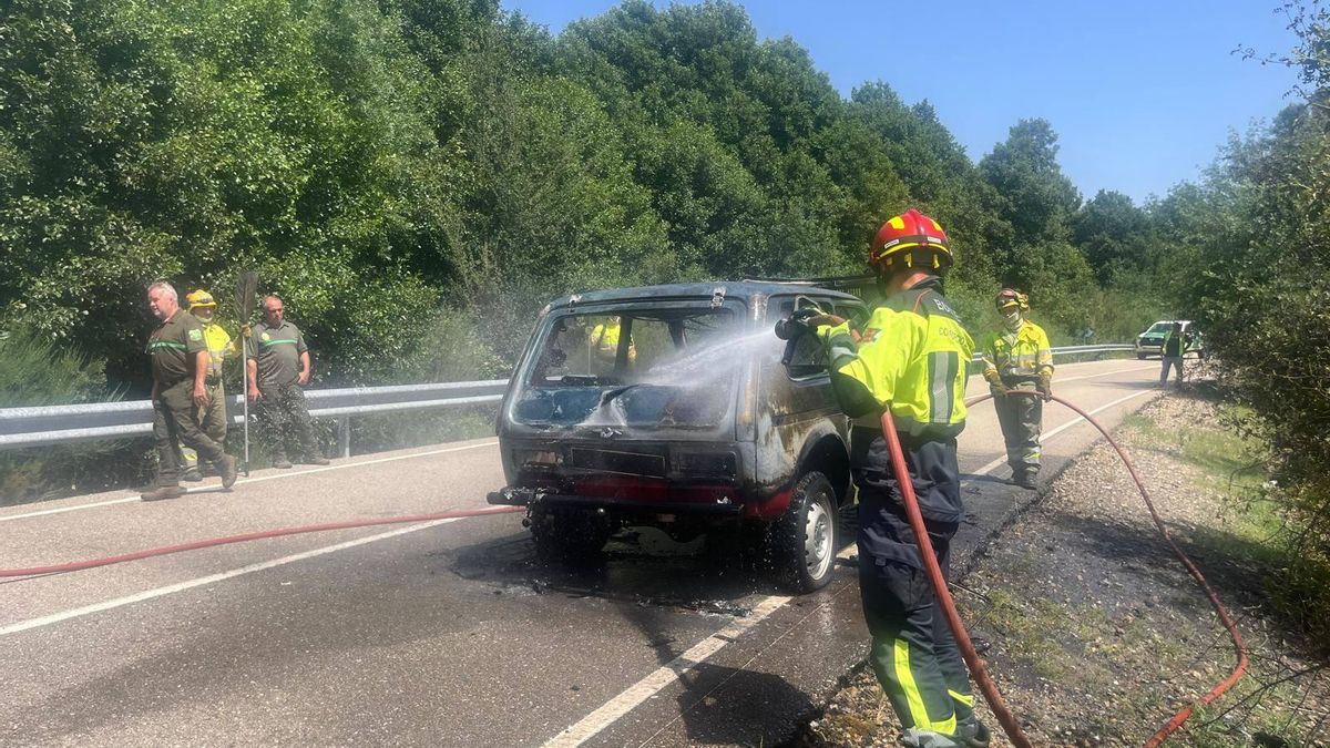 Efectivos del Consorcio Provincial de Bomberos con base en San Vitero sofocan el incendio de un vehículo en Riomanzanas.