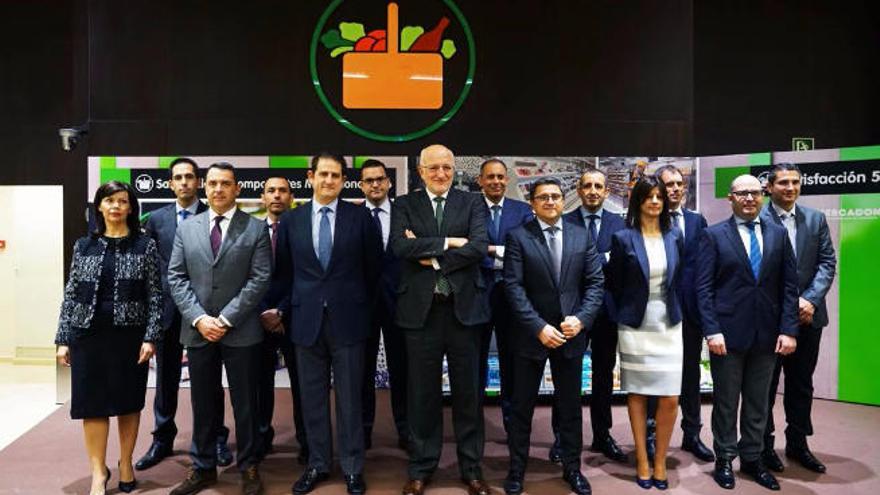El presidente de Mercadona, Juan Roig (centro) con los miembros del comité de dirección, ayer.