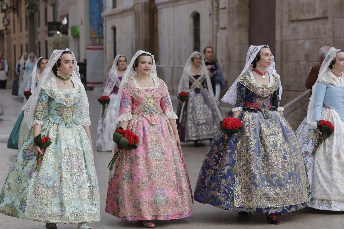 Todas las fotos de la ofrenda del 18 de marzo por la calle San Vicente hasta la 19:30 horas Todas las fotos de la ofrenda del 18 de marzo por la calle San Vicente hasta la 19:30 horas