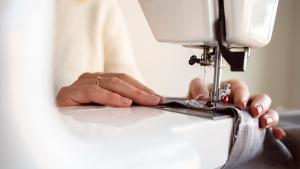 Esta máquina de coser es un regalo ideal para amantes de la moda.