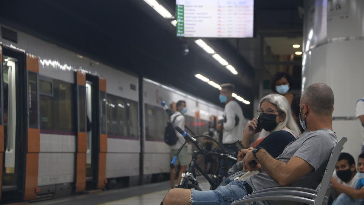 Usuaris en una estació de tren