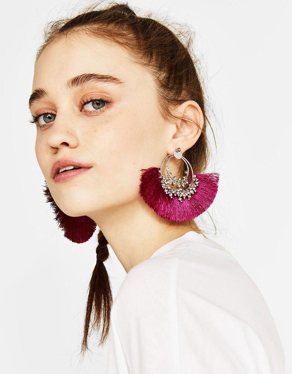 Pendientes con flecos rosas de Bershka (Precio: 7,99 euros)