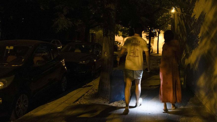 La calle de la Albufereta donde los vecinos salen de noche con la linterna del móvil: "Es como andar en las tinieblas"