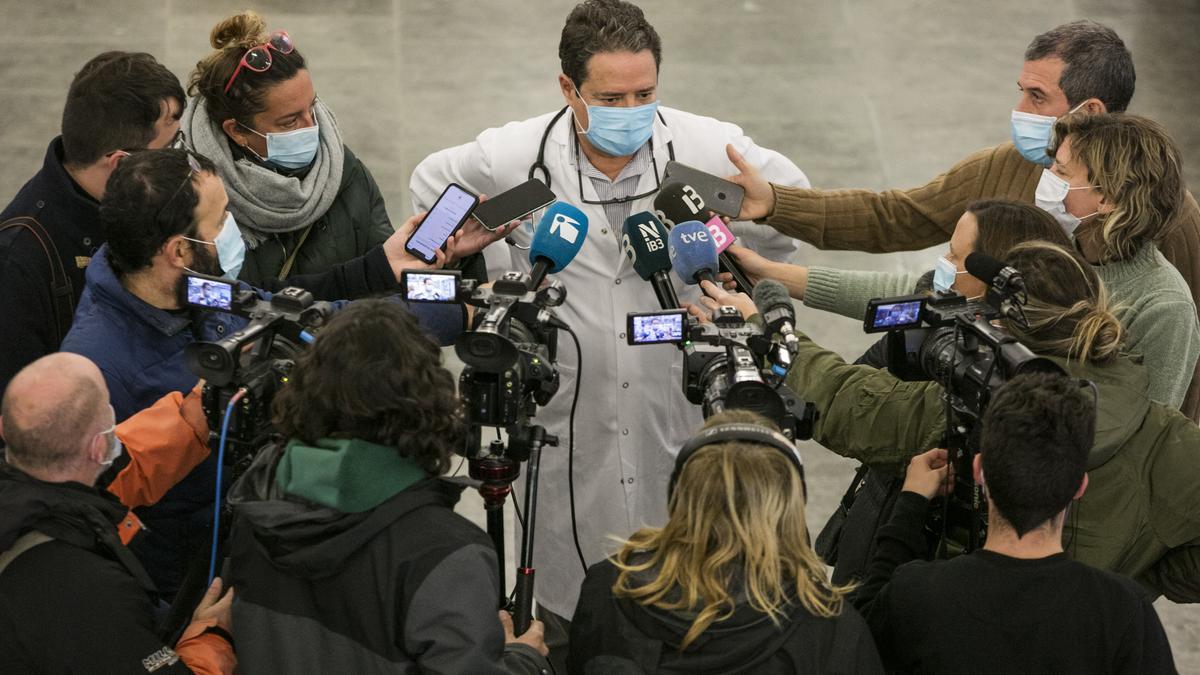 El doctor Pedro Fernández Román en rueda de prensa en el Hospital Can Misses.